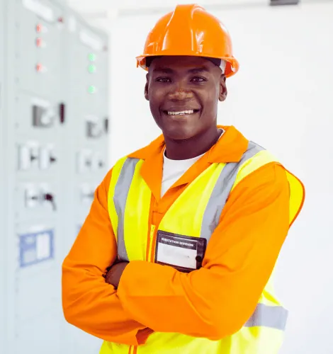 Técnico da Acutrex a trabalhar num quadro eléctrico industrial